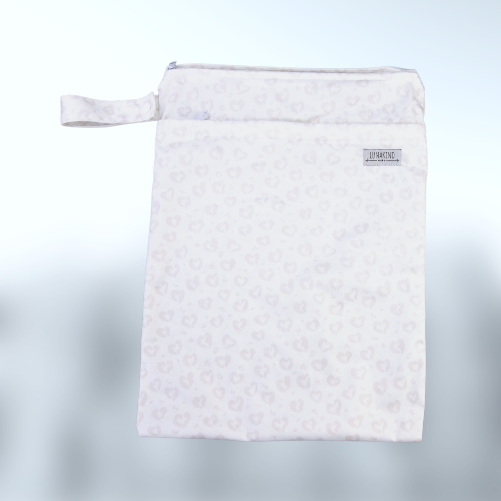 Nasstasche mit White Leo Muster